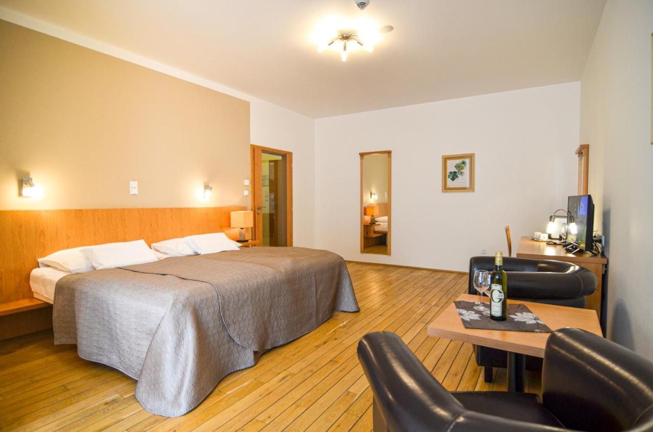 Hotel Galant Mikulov Exterior foto